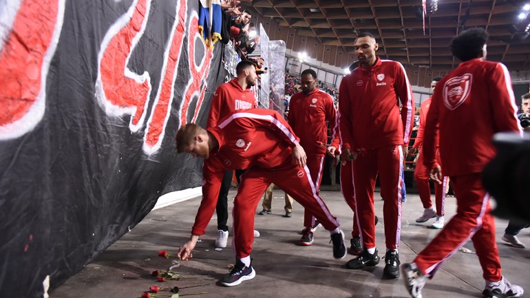 Οι παίκτες και το προπονητικό επιτελείο του Ολυμπιακού με ένα κόκκινο τριαντάφυλλο τίμησαν τη μνήμη των θυμάτων της Θύρας 7
