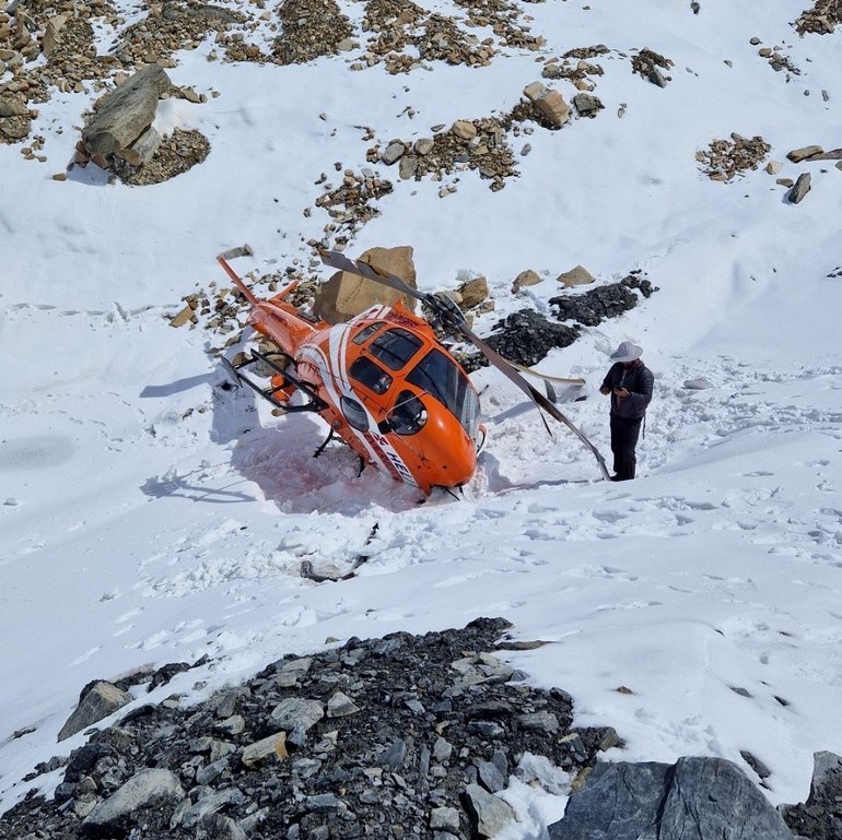  Αυτό το ελικόπτερο παρασύρθηκε από τους ισχυρούς ανέμους. Πιλότος ήταν μια γυναίκα που μετέφερε τρόφιμα και φάρμακα σε ορειβάτες. Ευτυχώς η πιλότος σώθηκε