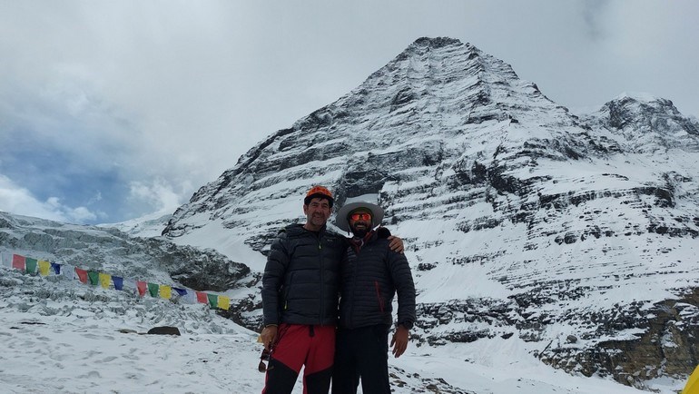 O Θωμάς Νταβαρίνος μαζί με εναν Πακιστανό ορειβάτη που έφθασαν μαζι στην κορυφή Νταουλαγκίρι στα Ιμαλάια, στα 8.167 μέτρα 